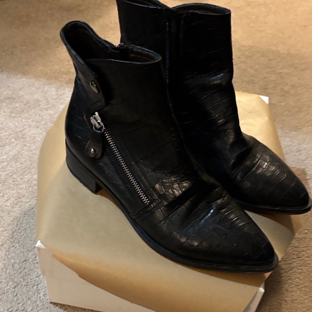 💯 LEATHER Black Textured Ankle Boots